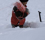 Specialistai ruo&scaron;iasi sukelti tyčinę sniego griutį.