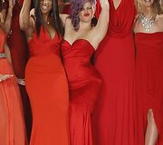 I&scaron; kairės: Kendall Jenner, Toni Braxton, Kelly Osbourne, Brenda Strong ir Torah Bright