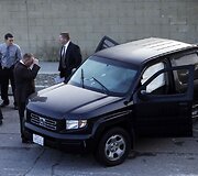 Los Andželo policija, ie&scaron;kodama Christopherio Jordano Dornerio, per klaidą ap&scaron;audė ne tą automobilį.