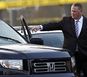 Los Andželo policija, ie&scaron;kodama Christopherio Jordano Dornerio, per klaidą ap&scaron;audė ne tą automobilį.