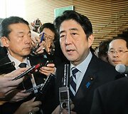 Žurnalistų apsuptas Japonijos ministras pirmininkas Shinzo Abe
