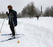 Žmonės džiaugiasi sniegu