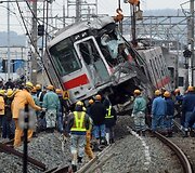 Elektrinio traukinio avarija Japonijoje