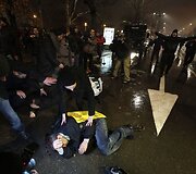 Bulgarijoje protestuotojas guli ant žemės po susirėmimo su policija