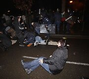 Bulgarijoje protestuotojai guli ant žemės po susirėmimo su policija