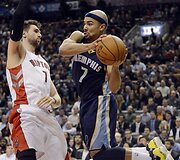 Andrea Bargnani ir Jerrydas Baylessas