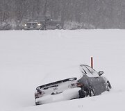 Apsnigtas nuo kelio nuvažiavęs automobilis