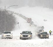 Dėl gausaus sniego keliouose susidarė automobilių spūstys.