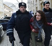 Vedama policijos sulaikyta aktyvistė