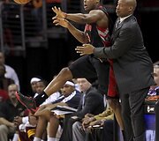 Kyleas Lowry ir Klivlendo &bdquo;Cavaliers&ldquo; treneris Byronas Scottas