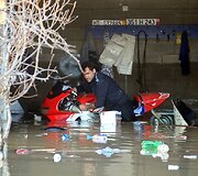 Vyras i&scaron; garažo stumia motociklą.