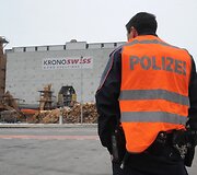 Policija prie medienos fabriko &Scaron;veicarijoje