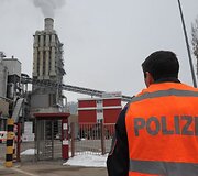 Policija prie medienos fabriko &Scaron;veicarijoje