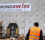 Policija prie medienos fabriko &Scaron;veicarijoje