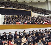 &Scaron;iaurės Korėjos lyderis Kim Jong Unas su žmona Ri Sol-Ju ir Dennisu Rodmanu žiūrėjo krep&scaron;inio rungtynes