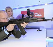 Vladimiras Putinas ginklų parodoje i&scaron;bandė Kala&scaron;nikovo kopiją.