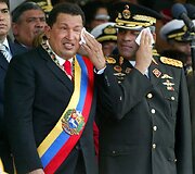 Hugo Chavezas ir Gynybos ministras Raulis Isaiasas Baduelis valosi prakaitą (2007 m.)