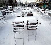 Apsnigti lauko kavinės staliukai