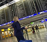 Moteris Frankfurto oro uoste