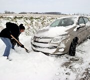 Sniege užklimpęs automobilis