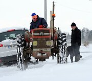 Traukiamas sniege užklimpęs automobilis