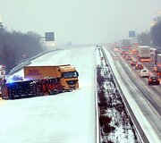 Vokietijos greitkelyje apvirtęs vilkikas