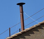Kaminas, i&scaron; kurio kylantys balti dūmai skelbia apie naujojo popiežiaus i&scaron;rinkimą.