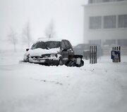 Prancūzijoje moteris prie sniege užklimpusio automobilio