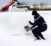 Prancūzijos policininkė valo užpustyto automobilio numerius.