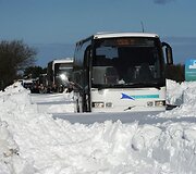 Prancūzijoje užpustytame kelyje stovi autobusas
