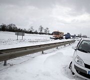 Prancūzijoje valomi užpustyti keliai