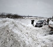 Prancūzijoje i&scaron; užpustytų kelių traukiami automobiliai
