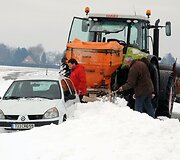 Traukiamas sniege užklimpęs automobilis