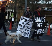 Žmonės Kipre protestuoja prie&scaron; gelbėjimo paketą.