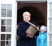 Prezidentė Dalia Grybauskaitė su vaikais i&scaron;kėlė inkilus.