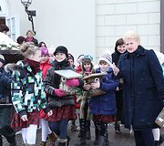 Prezidentė Dalia Grybauskaitė su vaikais i&scaron;kėlė inkilus.