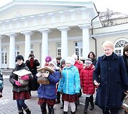 Prezidentė Dalia Grybauskaitė su vaikais i&scaron;kėlė inkilus.