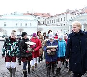 Prezidentė Dalia Grybauskaitė su vaikais i&scaron;kėlė inkilus.