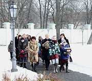 Prezidentė Dalia Grybauskaitė su vaikais i&scaron;kėlė inkilus.