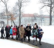 Prezidentė Dalia Grybauskaitė su vaikais i&scaron;kėlė inkilus.