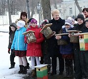 Prezidentė Dalia Grybauskaitė su vaikais i&scaron;kėlė inkilus.