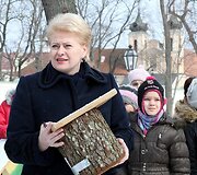 Prezidentė Dalia Grybauskaitė su vaikais i&scaron;kėlė inkilus.