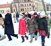 Prezidentė Dalia Grybauskaitė su vaikais i&scaron;kėlė inkilus.
