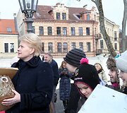 Prezidentė Dalia Grybauskaitė su vaikais i&scaron;kėlė inkilus.