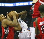 Kyle'as Lowry kovoja dėl kamuolio.