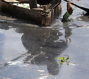 Brazilijoje i&scaron; užter&scaron;tos upės renkamas plastikas