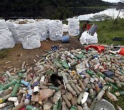 Brazilijoje vyras užter&scaron;toje upėje &bdquo;žvejoja&ldquo; plastiką.