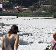 Pramoninės atliekos užter&scaron;ė upę Brazilijoje.