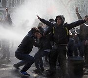 Vandens patrankomis vaikomi protestuotojai
