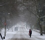 Moteris apsnigtame kelyje